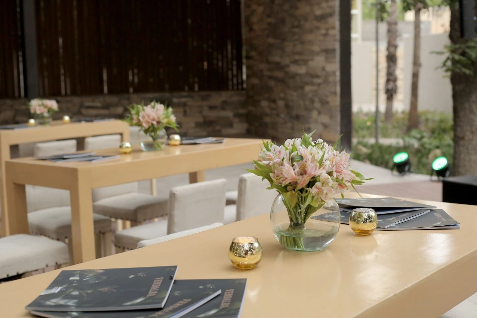 mobiliario beige para coctel